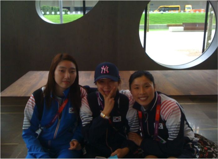 Kim Ji-hyun (Kanan) saat bersama dua tunggal putri Korea Selatan, Sung Ji-hyun (kiri) dan Bae Yeon-ju (tengah)