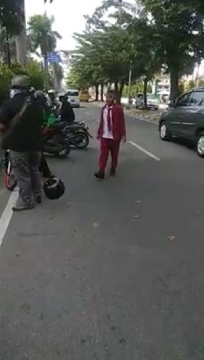 Sang anak membanting helm