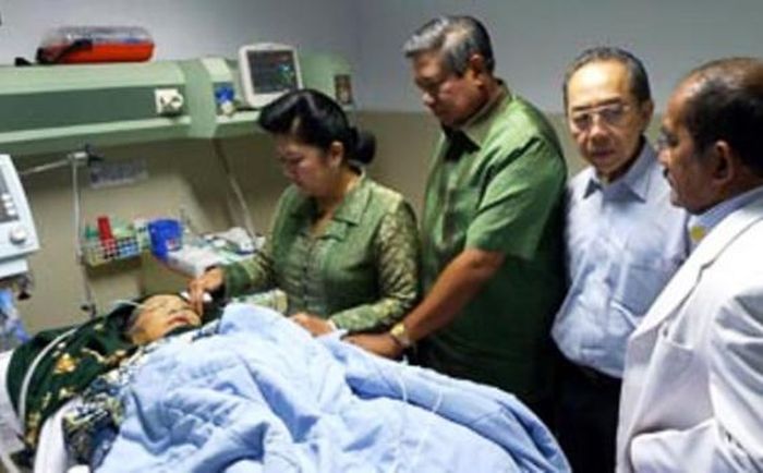 Presiden SBY dan Ibu Ani saat mendampingi Ibu Siti Habibah, ibunda SBY, setelah menjalani operasi di RS Husada, Jakarta, Senin (22/2/2011) siang.