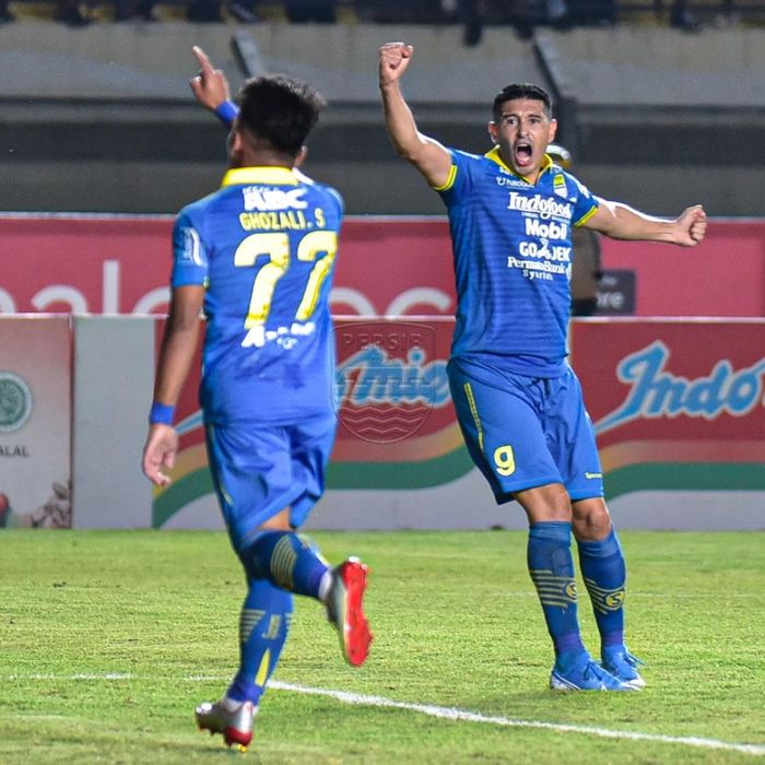 Pemain Persib Bandung, Ghozali Siregar, merayakan gol yang dicetaknya ke gawang Borneo FC pada pekan ke-14 Liga 1 2019.