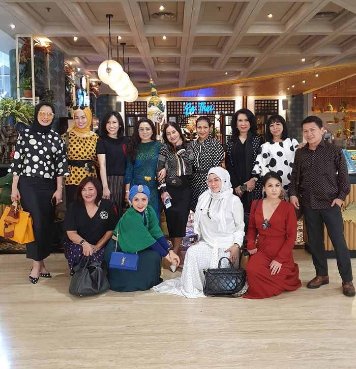 Mayangsari saat bersama dengan geng Kepompong
