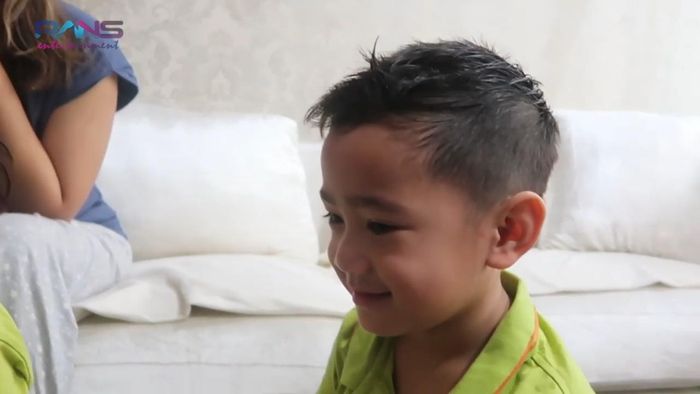 Ekspresi senang Rafathar setelah mendapatkan kue Power Rangers.