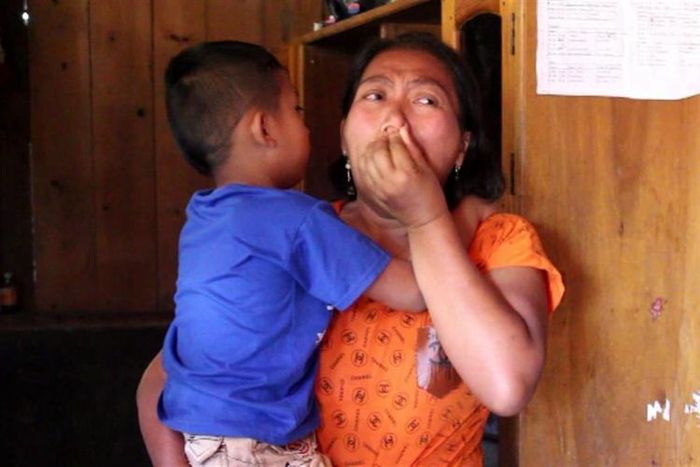 Ibunya sehari-harinya bekerja sebagai tenaga honorer di Dinas Sosial Pemkab Mamasa. (KOMPAS/ JUNAEDI)