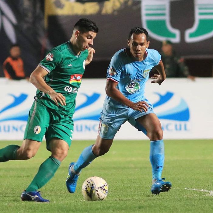 Gelandang PSS Sleman, Brian Ferreira, mendapatkan pengawalan dari pemain Persela Lamongan, Lucky Wahyu, saat pertandingan pekan ke-14 Liga 1 2019.