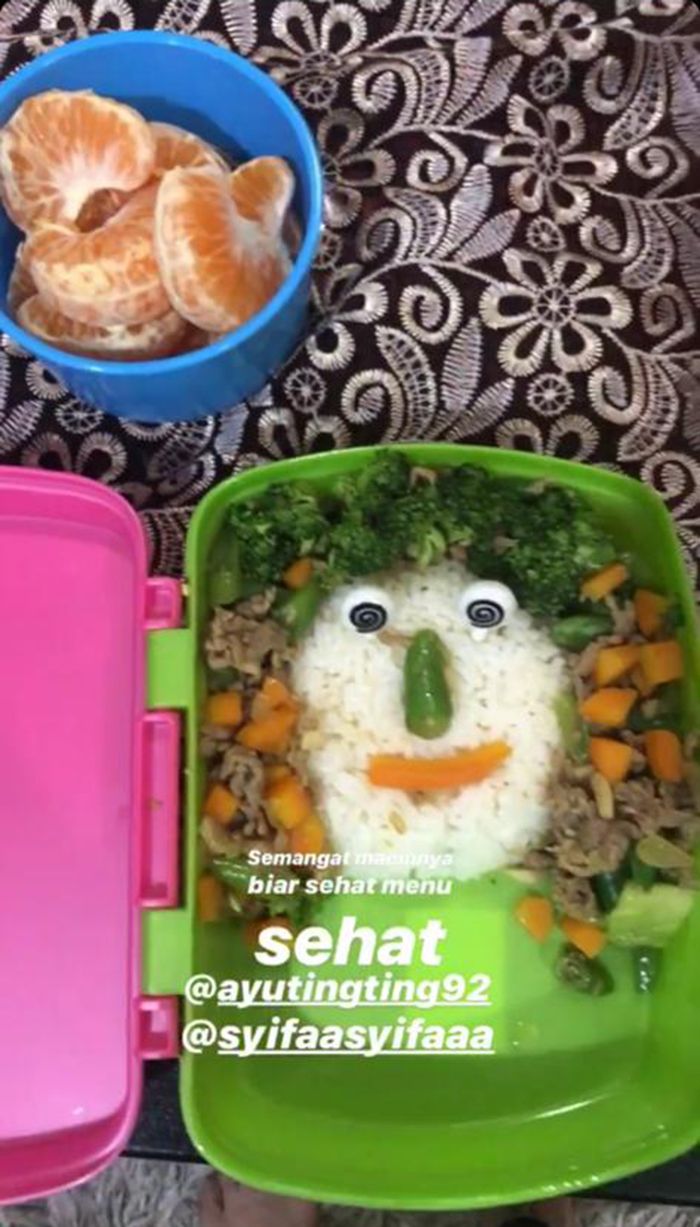 Potret Ayu Ting Ting saat sibuk mengurus anak di pagi hari