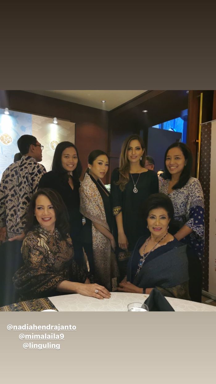 Nia Ramadhani bersama keluarga di acara Penghargaan Achmad Bakrie