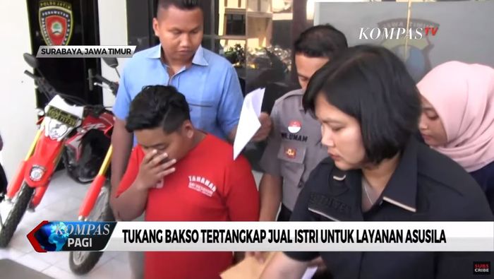 Dian Tri Susilo (20), tersangka yang menjual istrinya untuk layanan threesome diamankan Polrestabes Surabaya, Rabu (14/8/2019). (Tangkap Layar Kompas TV)