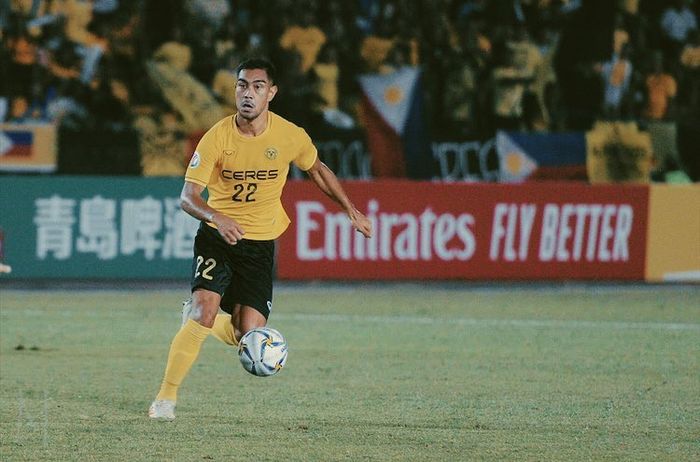 Gelandang baru Persib, Omid Nazari, menjadi pemain Filipina kedua sepanjang sejarah klub sekaligus pemain ASEAN pertama di Liga 1 2019.