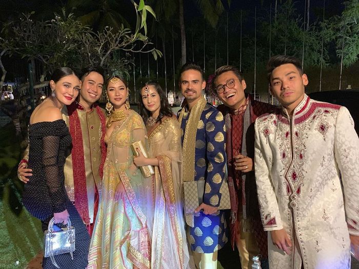 Tampilan Luna Maya kala foto bareng rekan artis lainnya; Bunga Citra Lestari, Chelsea Islan Vidi Aldiano dan Ashraf Sinclair