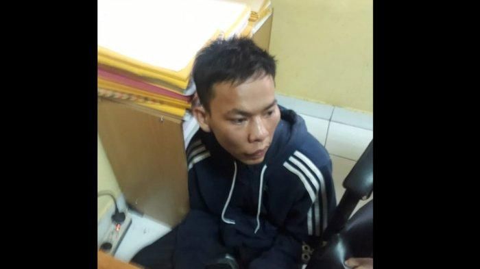 Pria yang diduga pelaku pelempar plasti berisi cairan Bensin yang menyebabkan 4 orang anggota polisi terbakar.
