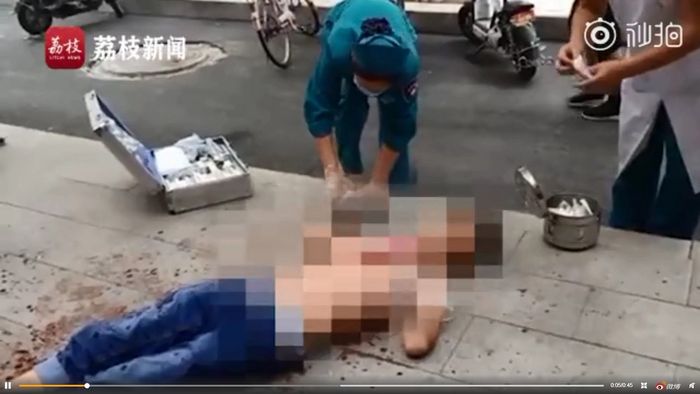 pria tersebut segera diberi perawatan namun sayangnya ia kehabisan darah dan meninggal dunia