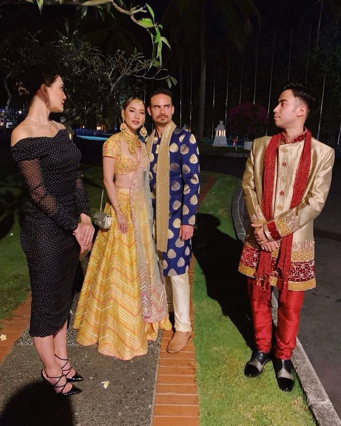 Gaya Luna Maya saat berfoto bareng Bunga Citra Lestari, Asharf Sinclair dan Vidi Aldiano