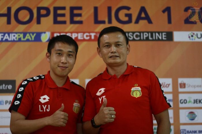 Pemain asing Bhayangkara FC, Lee Yoo-joon (kiri) bersama caretaker Yeyen Tumena (kanan) saat konferensi pers jelang laga di Stadion Patriot Chandrabhaga, Kota Bekasi, Kamis (15/8/2019).