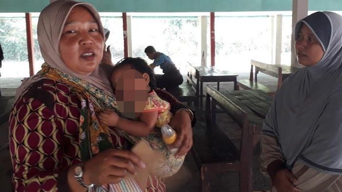 Bayi yang ditemukan di sebelah jasad ayahnya, dirawat oleh budenya