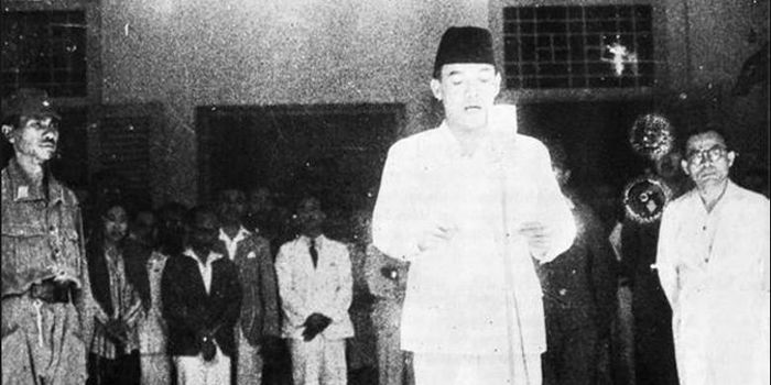 Foto Presiden Soekarno membacakan naskah proklamasi di Jalan Pegangsaan Timur No. 56, Cikini, Jakarta.