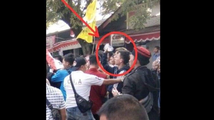 Pria ini tertangkap kamera saat akan melempar plastik berisi bensin