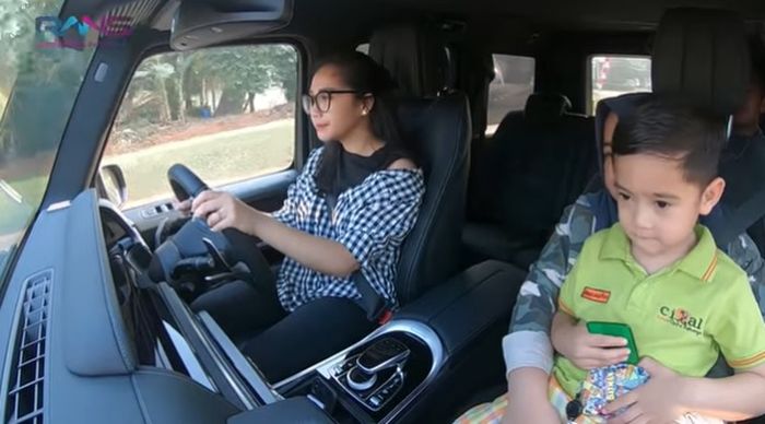 Nagita Slavina nyetir mobil baru untuk antar Rafathar sekolah
 