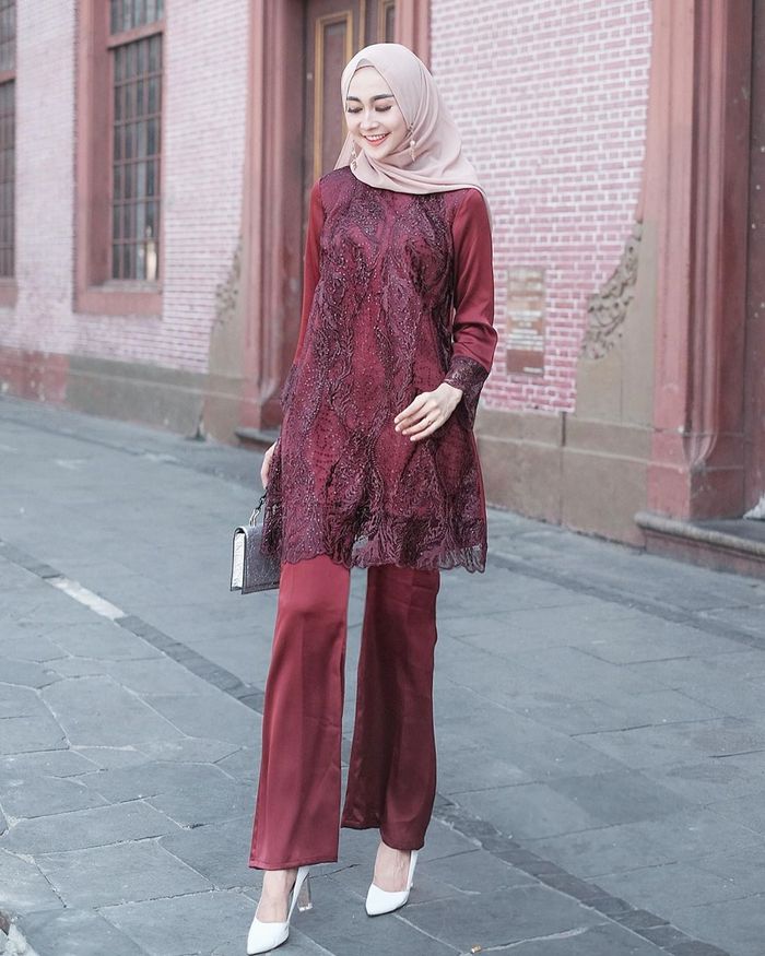 4 Inspirasi Busana Muslimah Mewah Warna Maroon Buat