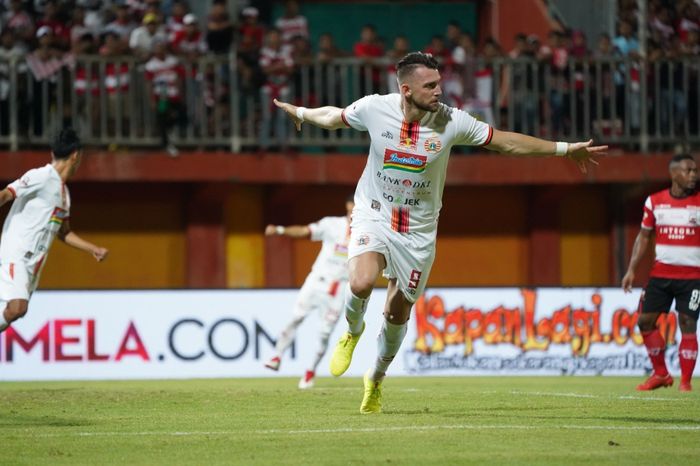 Selebrasi penyerang Persija Jakarta, Marko Simic, seusai membobol gawang Madura United, di Stadion Gelora Ratu Pamelingan, Pamekasan, Madura, Jumat (16/8/2019)