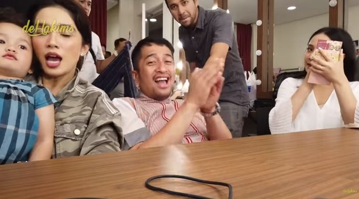 Ussy, Irfan, bersama Raffi dan Gigi membahas seputar rumah tangga. (YouTube | deHakims)
