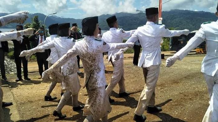 Lapangan upacara berlumpur