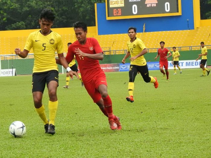 Duel pemain timnas U-18 Indonesia dengan pemain timnas U-18 Malaysia, Haiqal Adam, di Stadion Go Dau, Vietnam, Sabtu (17/8/2019).
