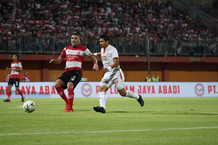 Duel bek Madura United, Jaimerson da Silva Xavier (kiri) dengan penyerang Persija Jakarta, Bambang Pamungkas (kanan), di Stadion Gelora Ratu Pamelingan, Pamekasan, Madura, Jumat (16/8/2019).