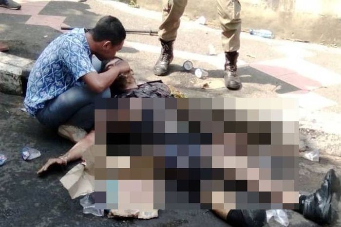 Pelajar SMK, Ridwan Suryana memberikan pertolongan pada polisi yang terbakar