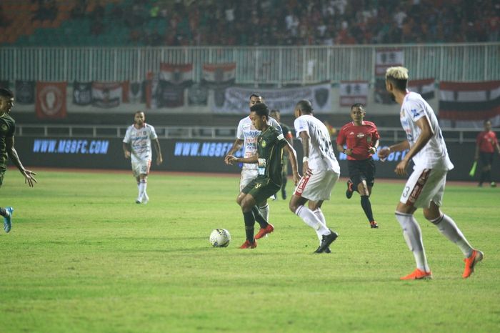 Aksi pemain Tira Persikabo, Roni Sugeng pada laga melawan Bali United di Stadion Pakansari, Kabupaten Bogor, Kamis (15/8/2019). 