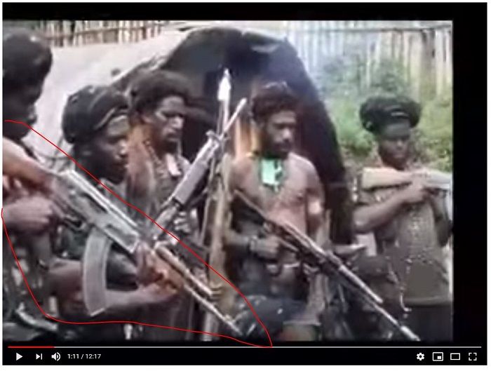Sekelompok pria bersenjata api yang diduga AK-47 buatan Rusia