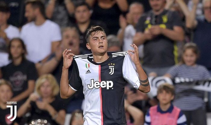 Striker Juventus, Paulo Dybala, merayakan golnya ke gawang Triestina dalam laga eksibisi pada Minggu (18/8/2019) di Stadion Nereo Rocco, Trieste.