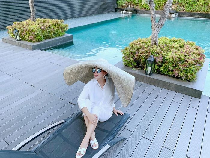Super Nyentrik! Pakai Topi Lebar Bak Tikar, Syahrini Padukan Outfitnya dengan Sandal Teplek Jutaan Rupiah!