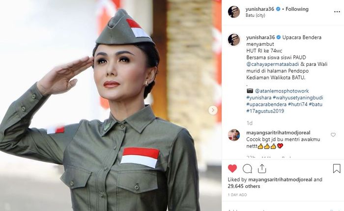 Yuni Shara tampil mengenakan pakaian veteran kemerdekaan
