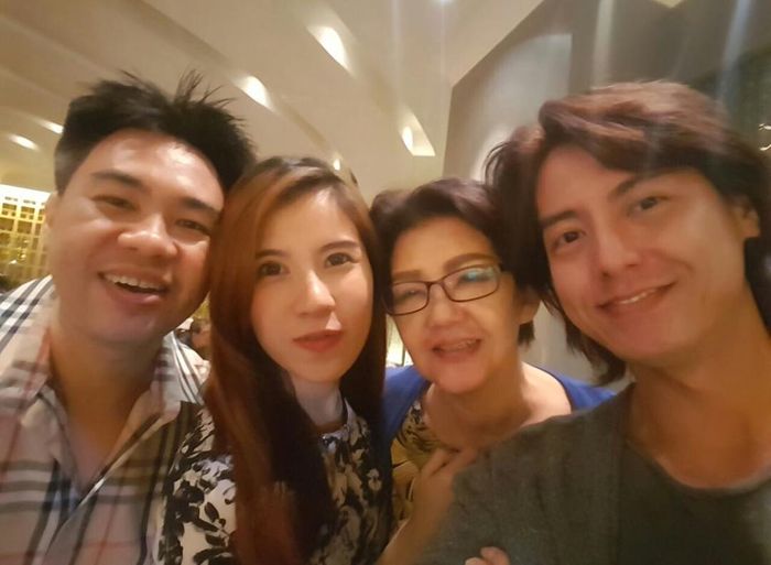 Roger Danuarta dan kakak beserta ibunya