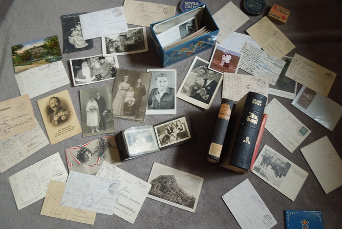 Beberapa buku dan foto dari brankas tersebut
