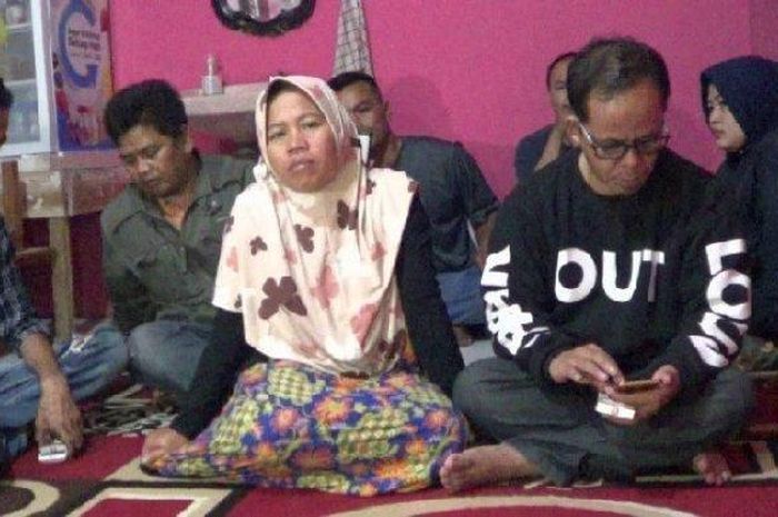Orang tua tersangka pelemparan bahan bakar