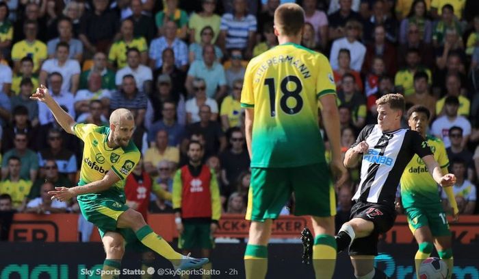Penyerang Norwich City, Teemu Pukki, mencetak gol dalam laga melawan Newcastle United di Stadion Carrow Road, 17 Agustus 2019.