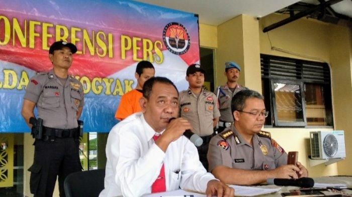 Kasubdit Cyber Ditreskrimsus Polda DIY AKBP Yulianto (kiri) dan Kabid Humas Polda DIY Kombes Pol Yuliyanto (kanan)