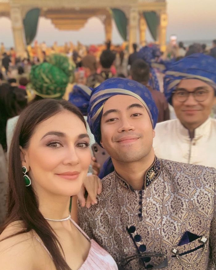 Luna Maya bersama Vidi Aldiano di pesta pernikahan anak Raam Punjabi.