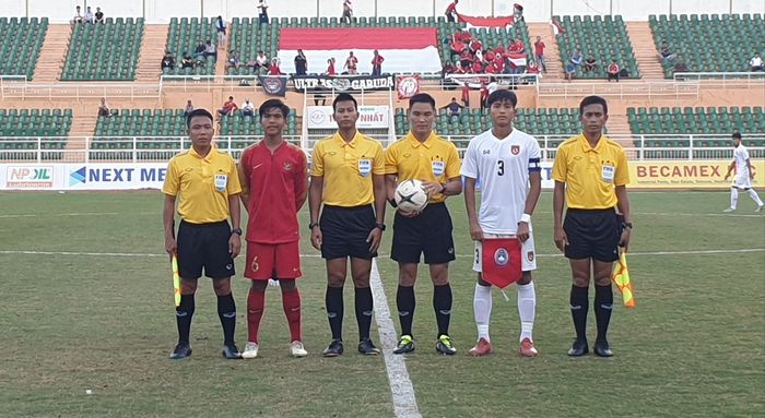Kapten timnas U-18 Indonesia, David Maulana (dua dari kiri) dan kapten timnas U-18 Myanmar, Shi Tu Moe Khant (dua dari kanan) bersama wasit serta asisten wasit pada laga perebutan peringkat tiga Piala AFF U-18 2019 di Stadion Thong Nhat, Vietnam, 19 Agustus 2019.