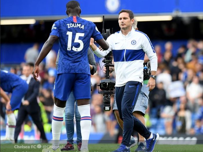 Pelatih Chelsea, Frank Lampard, menyalam bek Kurt Zouma dalam laga pekan kedua Liga Inggris kontra Leicester City di Stadion Stamford Bridge, 18 Agustus 2019.