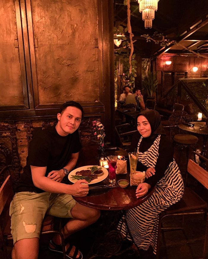 Fadel Islami dan Muzdalifah candle light dinner