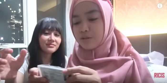 Ria Ricis saat membacakan tulisan di KTP Lucinta Luna (YouTube/RicisOfficial)