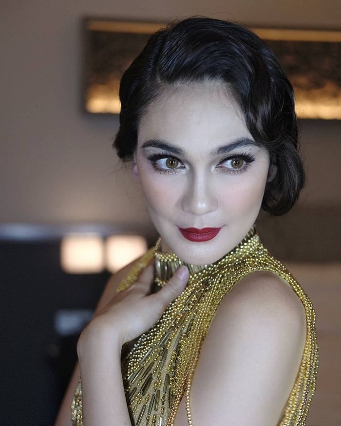 Makeup Luna Maya kala jadi MC ulang tahun ke-17 Crazy Rich Surabaya Patricia Mayoree