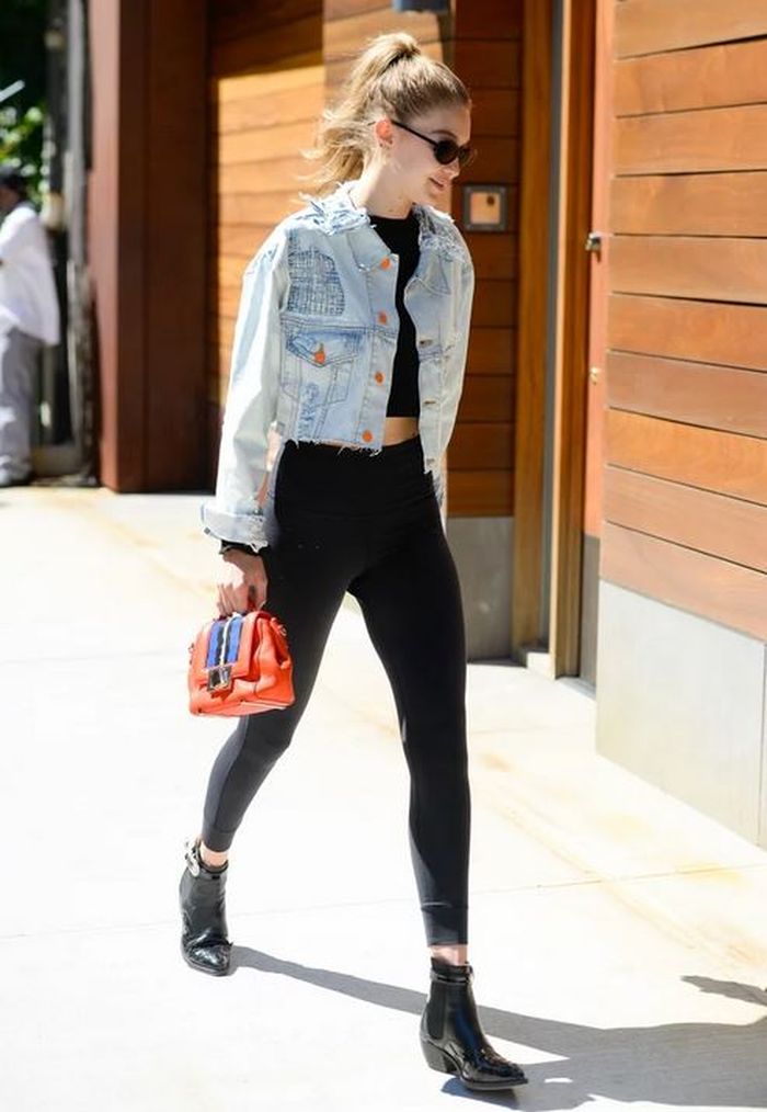 Inspirasi jaket jeans ala Gigi Hadid
