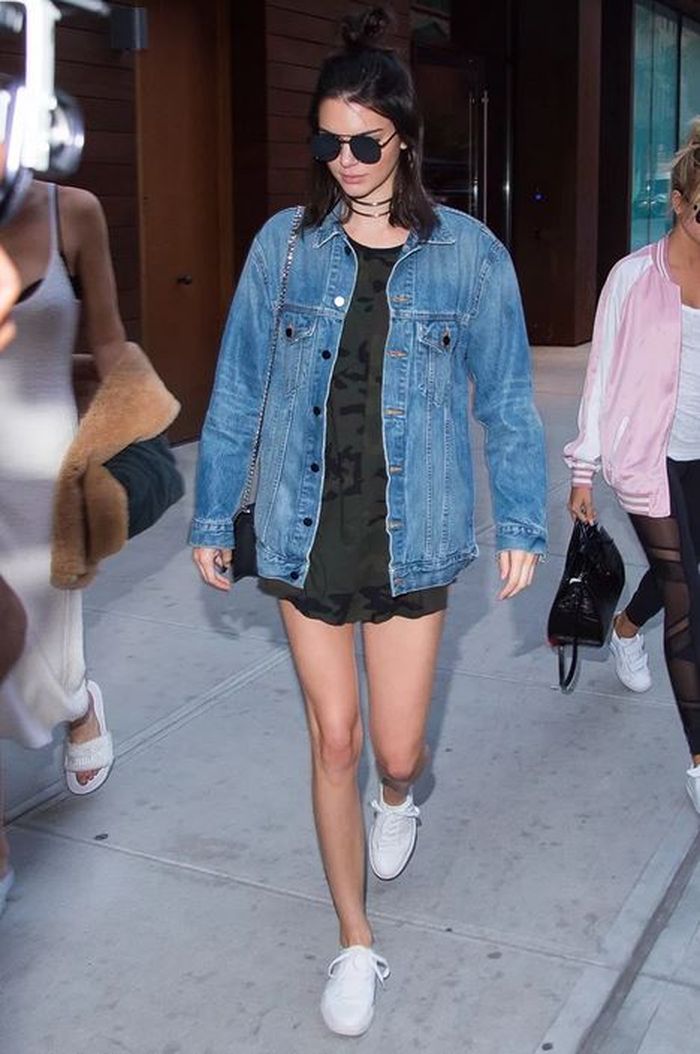 Inspirasi jaket jeans ala Kendall Jenner