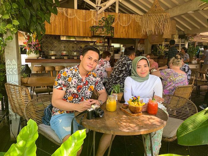 760 Gambar Pelukan Romantis Islami Gratis