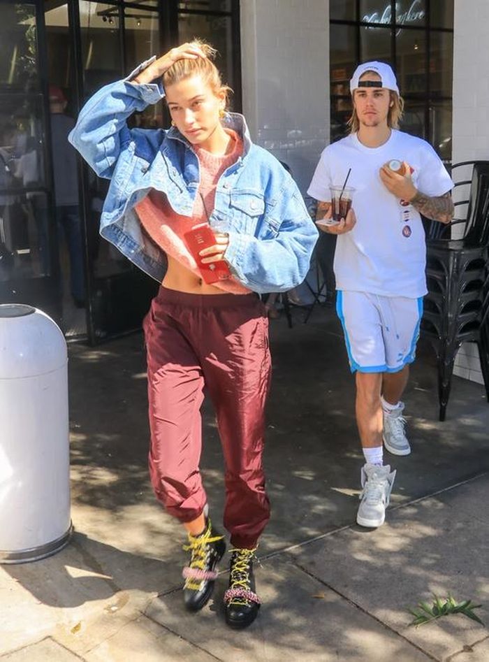 Inspirasi jaket jeans ala Hailey Baldwin