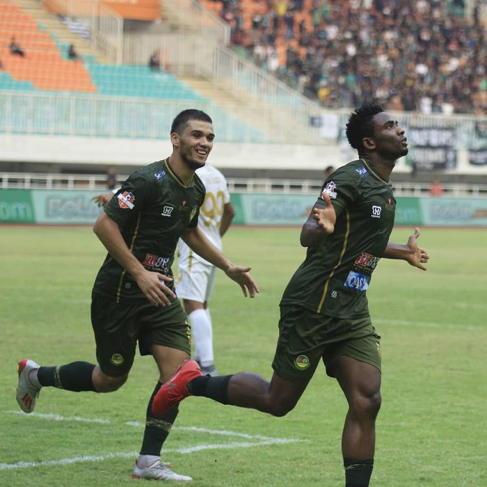 Selebrasi penyerang PS Tira Persikabo, Osas Saha (kanan), setelah mencetak gol ke gawang PSS Sleman pada pekan ke-15 Liga 1 2019 di Stadion Pakansari, Cibinong, Kabupaten Bogor, Senin (19/8/2019).