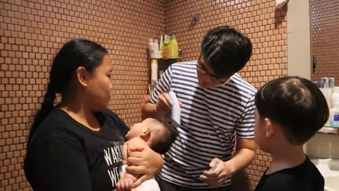 Irfan Ratinggang memangkas rambut Kalundra di kamar mandi